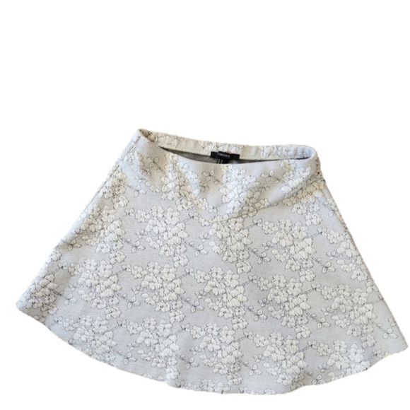 FOREVER 21 White Floral Mini Skirt Size Medium - Picture 1 of 4